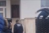 Exces de zel la ridicarea primarului Cherecheş: Unul din poliţişti a sărit gardul, deşi poarta era deschisă 871155