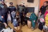 Poliţiştii au oferit daruri de Moş Nicolae unor copilaşi sărmani, orfani de mamă, din Maramureş: "Dar din dar se face Rai" 873243