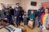 Poliţiştii au oferit daruri de Moş Nicolae unor copilaşi sărmani, orfani de mamă, din Maramureş: "Dar din dar se face Rai" 873246