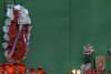 Altar cu flori și lumânări pentru femeia însărcinată, omorâtă de tatăl şefei sale, într-un magazin din Bucureşti 874163