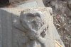Descoperire uluitoare într-un cimitir ortodox din Transilvania. Piatra funerară cu un craniu și două oase, găsită de arheologi 874880