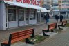 Bănci montate pe dos în stațiile de autobuz din Bacău: "Nu au înțeles că trebuie să aștepte cu spatele la stradă" 875241