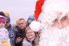 Moş Crăciun a ajuns, cu elicopterul, la Baza Aeriană 90 din Otopeni. Copiii au alergat bucuroși spre aeronavă, să îl întâmpine 875336