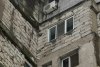 Un copac a crescut pe fațada unui bloc din Giurgiu, la etajul opt al clădirii. Locatarii au cerut ajutorul pompierilor 875920