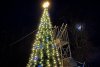 Un primar din Moldova s-a apucat să împodobească singur bradul de Crăciun al comunei. Edilul a primit zeci de reacții pozitive 875909