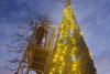 Un primar din Moldova s-a apucat să împodobească singur bradul de Crăciun al comunei. Edilul a primit zeci de reacții pozitive 875910