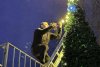 Un primar din Moldova s-a apucat să împodobească singur bradul de Crăciun al comunei. Edilul a primit zeci de reacții pozitive 875911