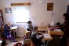 O învățătoare parcurge 7 kilometri pe jos până la cea mai mică școală din România. Doar 7 copii cu drag de carte învață acolo | Faci bine României 876412