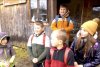 O învățătoare parcurge 7 kilometri pe jos până la cea mai mică școală din România. Doar 7 copii cu drag de carte învață acolo | Faci bine României 876413
