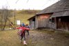 O învățătoare parcurge 7 kilometri pe jos până la cea mai mică școală din România. Doar 7 copii cu drag de carte învață acolo | Faci bine României 876415