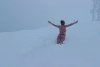 O femeie îmbrăcată în costum de baie s-a aruncat în zăpadă, la -5 grade C, în Munții Parâng 877129