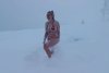 O femeie îmbrăcată în costum de baie s-a aruncat în zăpadă, la -5 grade C, în Munții Parâng 877130