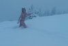 O femeie îmbrăcată în costum de baie s-a aruncat în zăpadă, la -5 grade C, în Munții Parâng 877131