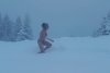 O femeie îmbrăcată în costum de baie s-a aruncat în zăpadă, la -5 grade C, în Munții Parâng 877133