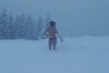 O femeie îmbrăcată în costum de baie s-a aruncat în zăpadă, la -5 grade C, în Munții Parâng 877135