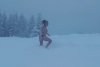 O femeie îmbrăcată în costum de baie s-a aruncat în zăpadă, la -5 grade C, în Munții Parâng 877136