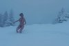 O femeie îmbrăcată în costum de baie s-a aruncat în zăpadă, la -5 grade C, în Munții Parâng 877137