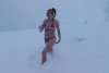 O femeie îmbrăcată în costum de baie s-a aruncat în zăpadă, la -5 grade C, în Munții Parâng 877138
