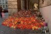 Cehia a adus omagiu victimelor atacului armat din Praga. Altar cu lumânări și flori în fața Universității Carol 877047