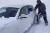 Un șofer teribilist s-a aventurat pe un drum închis pe Transalpina, apoi a cerut ajutor drumarilor și jandarmeriei. S-a ales cu permisul suspendat și o amendă consistentă 877098