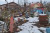 Un medic ginecolog din Iaşi şi-a decorat curtea cu păpuşi gonflabile, cătuşe şi mesaje deocheate pentru vecini 882929