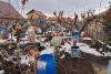 Un medic ginecolog din Iaşi şi-a decorat curtea cu păpuşi gonflabile, cătuşe şi mesaje deocheate pentru vecini 882930