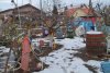 Un medic ginecolog din Iaşi şi-a decorat curtea cu păpuşi gonflabile, cătuşe şi mesaje deocheate pentru vecini 882931
