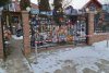 Un medic ginecolog din Iaşi şi-a decorat curtea cu păpuşi gonflabile, cătuşe şi mesaje deocheate pentru vecini 882934