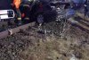 Mașină spulberată de un tren pe calea ferată, în Bacău. Doi oameni şi-au pierdut viaţa  883179