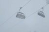 Viscolul a făcut ravagii la munte. Turiștii s-au trezit cu mașinile acoperite de zăpadă, iar instalațiile pe cablu au fost oprite 883304