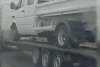 Un român a fost prins în Ungaria când transporta o mașină în remorca unui autovehicul aflat pe o platformă. Imaginile au devenit virale 884069