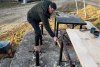 Bărbat, sancționat pentru că a reparat băncile din centrul unui sat din Caraș-Severin: ”Recunosc și regret fapta“ 885880