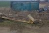 Accident feroviar în Bălteni, județul Olt: Un tren de călători a lovit remorca plină cu gunoi a unui camion 886295