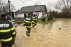 Mai mulți bărbați s-au lăsat "salvați" de apa până la gleznă, urcându-se în spatele pompierilor, în Hunedoara 886456
