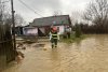 Mai mulți bărbați s-au lăsat "salvați" de apa până la gleznă, urcându-se în spatele pompierilor, în Hunedoara 886457