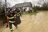 Mai mulți bărbați s-au lăsat "salvați" de apa până la gleznă, urcându-se în spatele pompierilor, în Hunedoara 886458