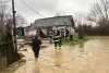 Mai mulți bărbați s-au lăsat "salvați" de apa până la gleznă, urcându-se în spatele pompierilor, în Hunedoara 886463