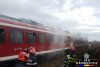 Un tren personal, în care se aflau zeci de călători, a luat foc în județul Dâmbovița 886454