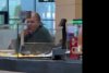 "Aşa facem toxiinfecţie" | Angajata unui restaurant dintr-un mall din Cluj, prinsă când degusta cu degetele din mâncarea clienților 887529