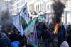 Protest uriaș în inima Uniunii Europene: fermierii au intrat cu tractoarele în Bruxelles și au incendiat baricade | Autoritățile au instalat blocaje din sârmă ghimpată  888634