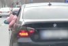 Copil ieșit mai mult de jumătate pe geamul mașinii, filmat în traficul din București. Poliția este în alertă  889488