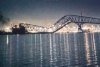 Un pod de 3 kilometri s-a prăbușit în apă, cu tot cu oameni și mașini, după ce a fost lovit de o navă, în orașul Baltimore din SUA. Momentul a fost filmat 893840