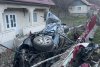 Trei tineri au murit şi alţi trei au ajuns în spital, după ce două maşini au sărit de pe drum şi s-au răsturnat în curţile unor oameni, în Neamţ 894820