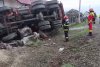 Accident grav în Suceava, după ce o basculantă s-a răsturnat şi a distrus o casă 896058