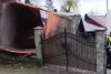 Accident grav în Suceava, după ce o basculantă s-a răsturnat şi a distrus o casă 896062