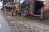 Accident grav în Suceava, după ce o basculantă s-a răsturnat şi a distrus o casă 896063