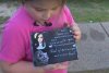 "O ajută să se vindece" | Gest impresionant al unei fetiţe de şapte ani, după moartea mamei.  A vândut limonadă pentru a-i lua o cruce la mormânt 896561