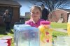 "O ajută să se vindece" | Gest impresionant al unei fetiţe de şapte ani, după moartea mamei.  A vândut limonadă pentru a-i lua o cruce la mormânt 896563