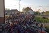 Comuna din România cu o "mare de biciclete" în fața școlii. Aproape 200 de elevi merg la școală pe două roţi 896960