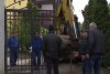 Membrii clanului Cârpaci s-au certat ca la ușa cortului cu primarul Dominic Fritz, după ce le-a fost demolată, cu buldozerele, poarta din beton și fier, la Timișoara 898629
